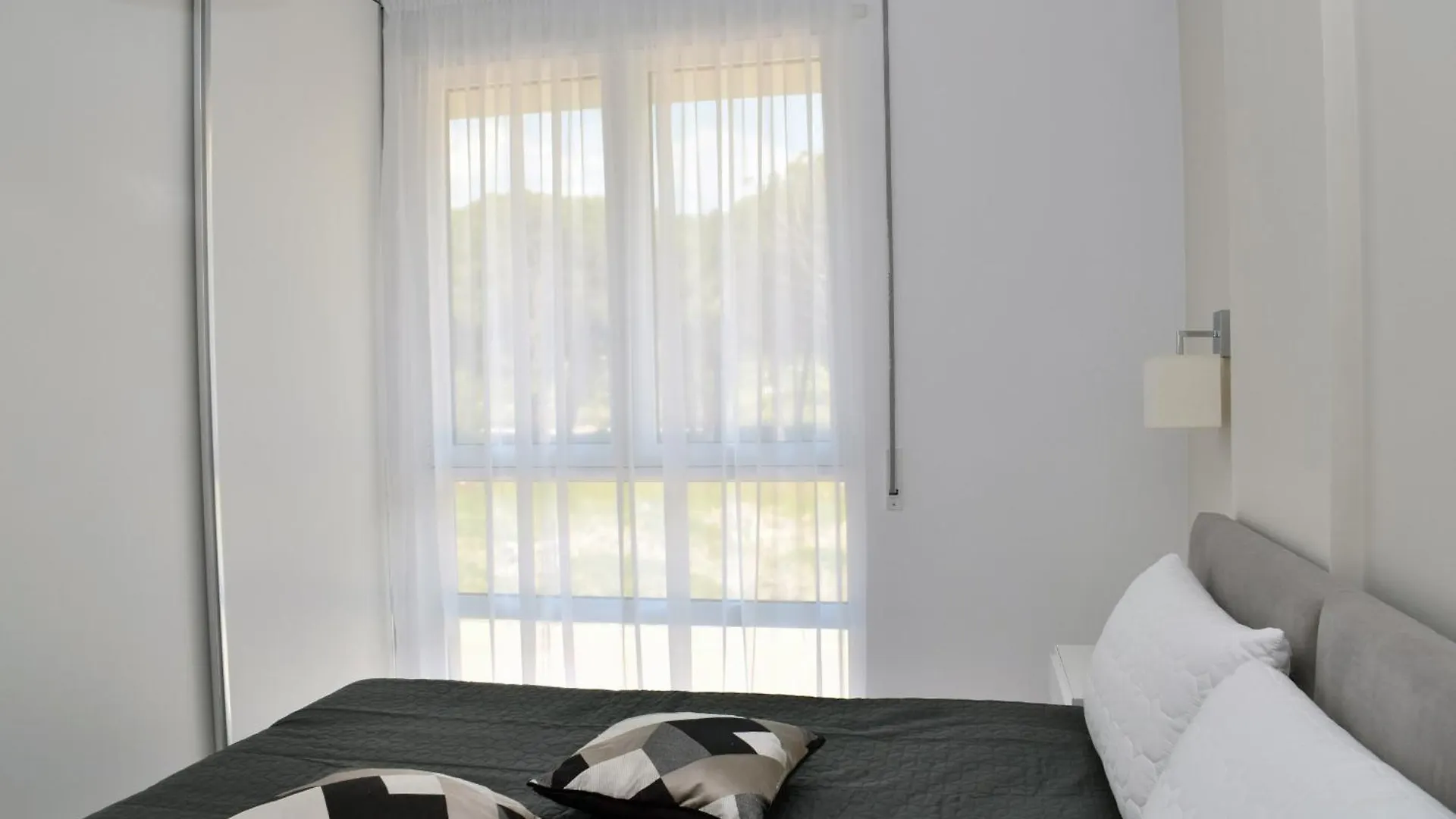 White Moon Apartments Plazhi San Pietro